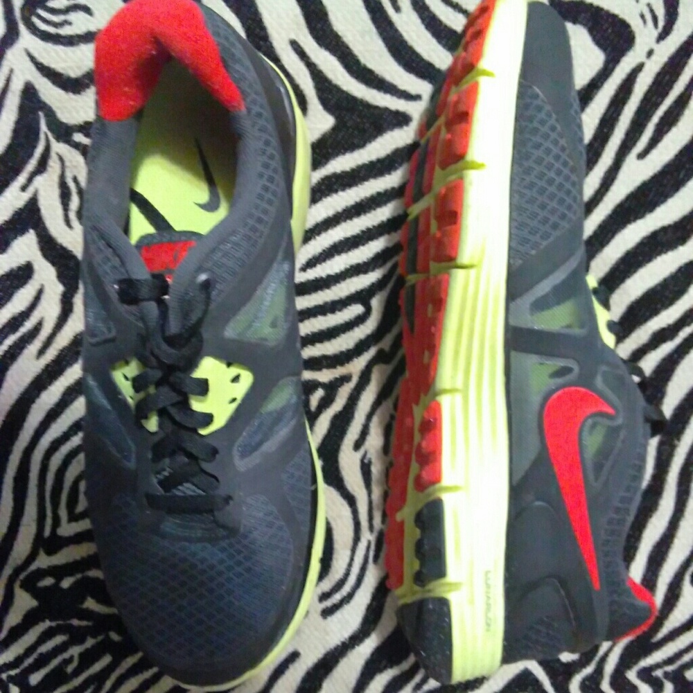 Youth Size 6 Nike LUNARLON Sports Shoe